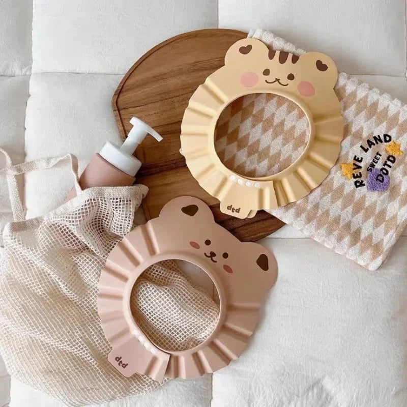 Bonnet de bain “Petits Animaux” – Protection réglable et anti-éclaboussures pour bébé