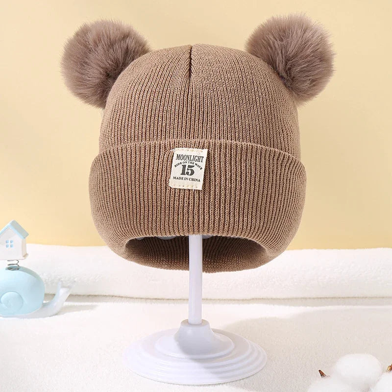 Bonnet Bébé Pompons Ourson – Chaud, Doux et Craquant !