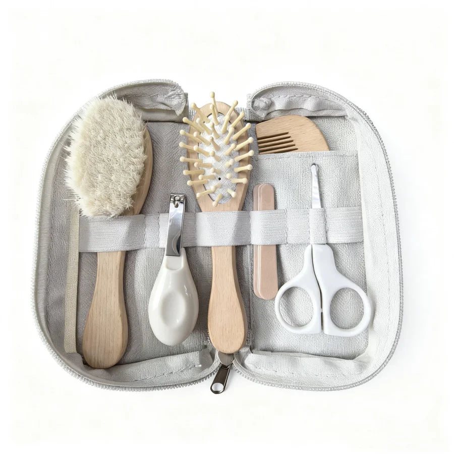 Kit de soins bébé 6 pièces – Brosses, peigne, ciseaux, lime et accessoires dans une trousse pratique