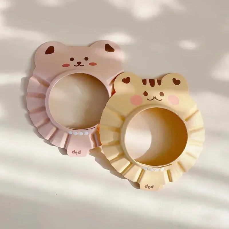 Bonnet de bain “Petits Animaux” – Protection réglable et anti-éclaboussures pour bébé