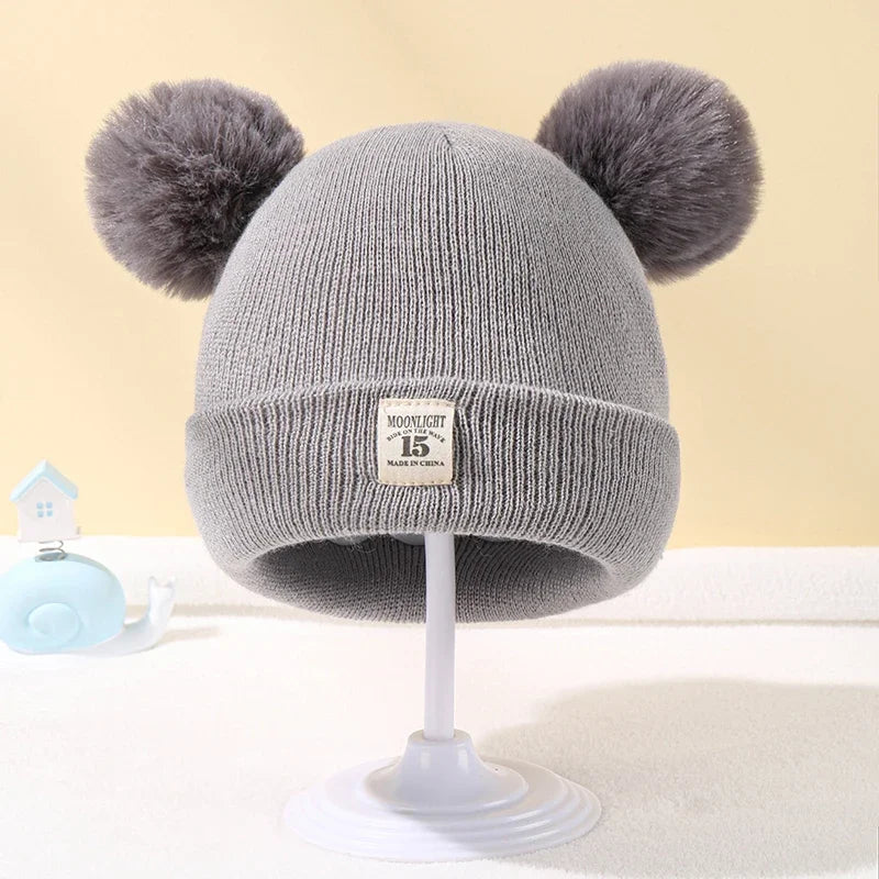 Bonnet Bébé Pompons Ourson – Chaud, Doux et Craquant !